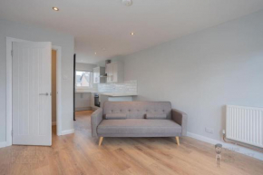 Central and Stylish 2 Bedroom Ravenhill Road Flat